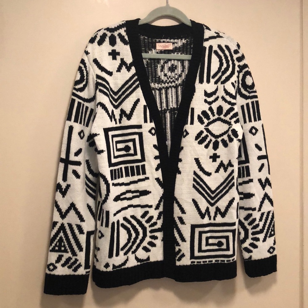 🆕Girls black/ivory Trendy Aztec pattern cardi sweater coat! Medium! Very soft! - Picture 5 of 5